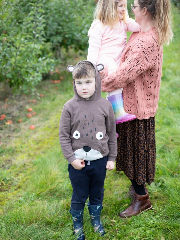 Family_in_the_orchard